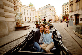 Paar im Fiaker mit Wien Karte